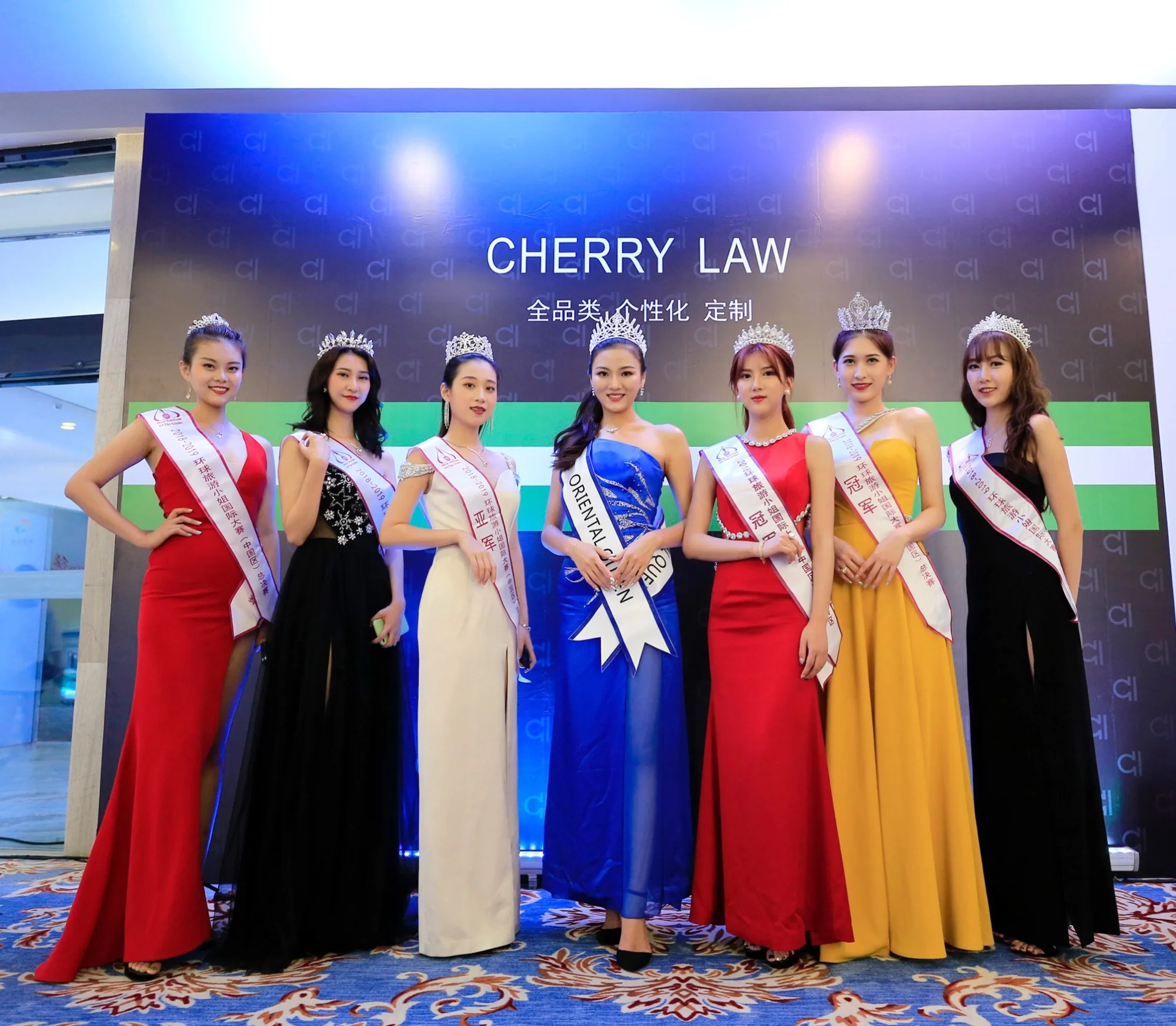 2019年8月 第49届环球旅游小姐国际大赛新闻发布会，优胜佳丽展示CHERRY LAW礼服系列